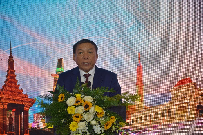  Bộ trưởng Bộ Văn hóa, Thể thao và Du lịch Nguyễn Văn Hùng nhấn mạnh các nhiệm vụ, giải pháp trọng tâm của quá trình chuyển đổi số thúc đẩy du lịch phát triển. (ảnh: Trần Lợi)